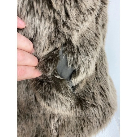 Madewell • Vegan Faux Fur Brown Vest - Picture 4 of 6